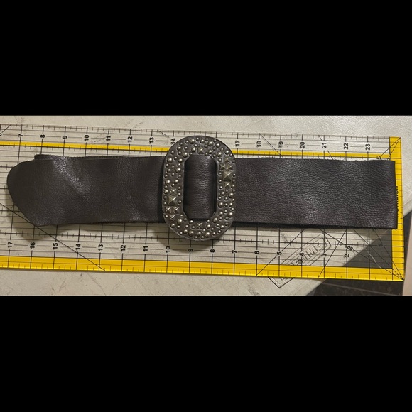 Woman’s leather belt with wood studded buckle size 36 - Picture 1 of 4